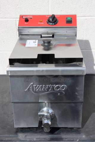Avantco F200 electric countertop fryer, 15 lb. capacity, 208-240V, 2700/3600W. Brand new, scratch on side, serial CK-241007R-163.