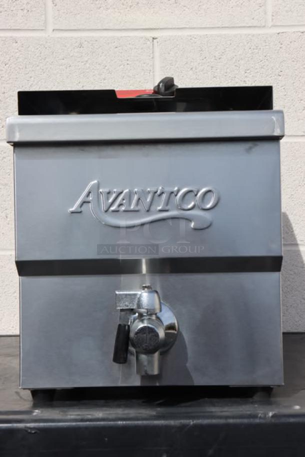 Avantco F200 countertop fryer, brand new, 15 lb. capacity, 208-240V, 2700/3600W, scratches on side, S/N: CK-241007R-163.