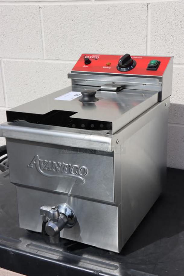 Avantco F200 electric countertop fryer, 15 lb. capacity, scratching on side, 208-240V, 2700/3600W, new condition.