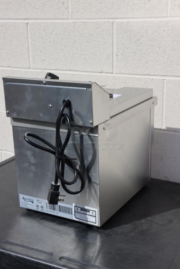 Avantco F200 medium-duty electric countertop fryer, 15 lb. capacity, 208-240V, 2700/3600W, brand new with side scratches.