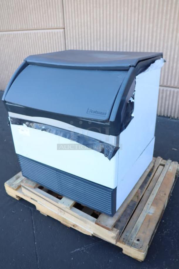Scotsman CU3030MA-1 Ice Machine, 30" air-cooled, minor dents, 313 lbs capacity, includes 6" legs, ice scoop, S/N: 25061320012693.