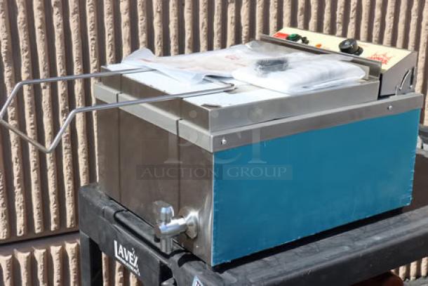 BRAND NEW Carnival King DFC44001 25 lb. Funnel Cake/Donut Fryer, 4400W, 240V, no packaging, serial 4109324382DFC44001.