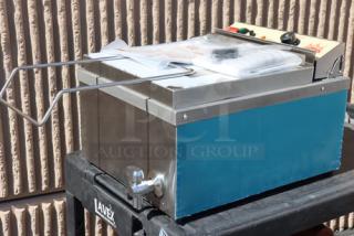 BRAND NEW Carnival King DFC44001 25 lb. Funnel Cake/Donut Fryer, 4400W, 240V, no packaging, serial 4109324382DFC44001.