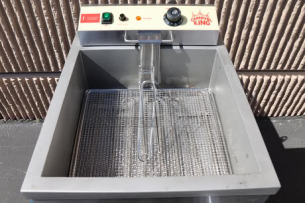 BRAND NEW Carnival King DFC44001 funnel cake/donut fryer, 25 lb. capacity, 240V, 4400W. Serial: 4109324382DFC44001.