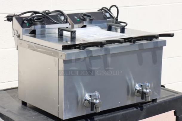 BRAND NEW Vollrath CF4-3600DUAL 30 lb. Commercial Countertop Deep Fryer, 208-240V, dual compartments, S/N: P215-37591539-010.