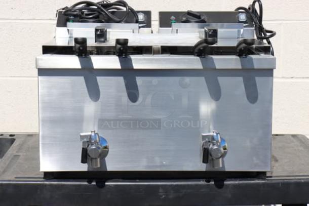 Vollrath CF4-3600DUAL countertop deep fryer, 30 lb. capacity, new condition, dual compartments, 208-240V, stainless steel.