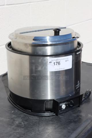 Brand new Vollrath 72021 11 Qt. Round Heat 'n Serve rethermalizer; model HS-11, 120V, 800W; stainless steel.