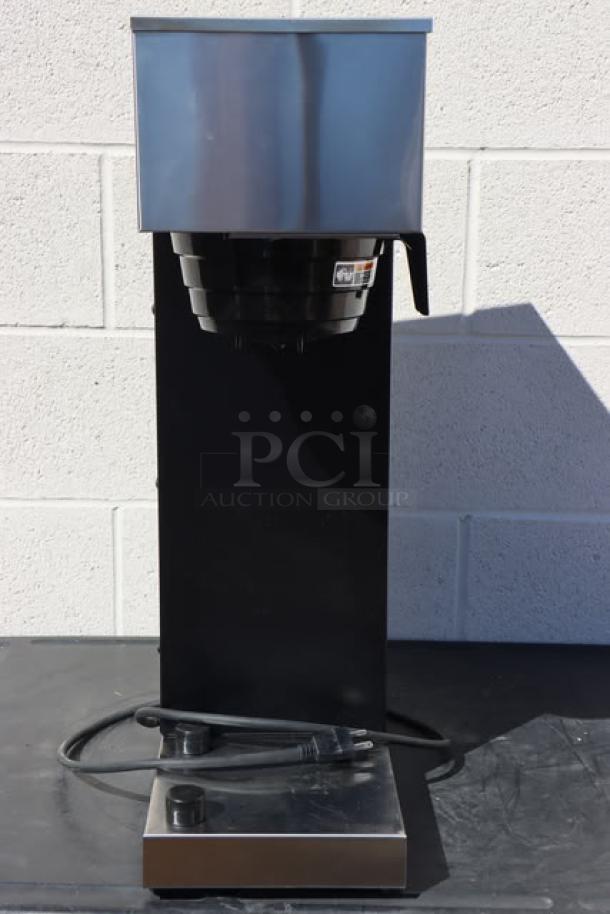 Brand new Bunn 33200.0010 VPR-APS pourover airpot coffee brewer, 120V. Scratch-n-dent condition, serial no. VPR1052305.