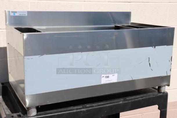 Brand new Steelton 18" x 36" underbar ice bin with bottle holders, model 522UIB1836. Scratch-n-dent condition.