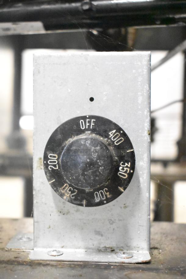 Close-up of 2022 Kutano KUT50FRN50SNG fryer temperature dial, showing off, 200-400°F settings. Used condition.