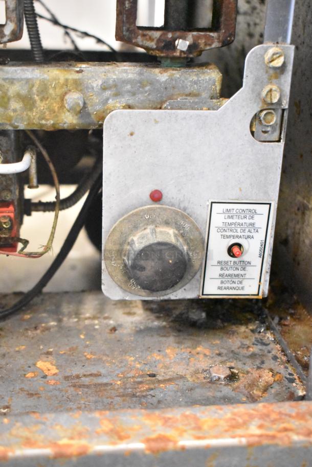 Pitco Frialator 40C deep fat fryer controls. Natural gas, 105,000 BTU. Visible temperature dial and reset button.