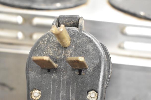 Bunn CWTF 4/2 TWIN coffee machine plug showing slight wear, 120/240V, for commercial use.