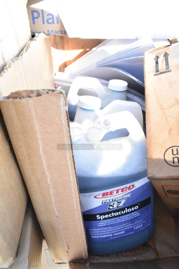 Box containing multiple Betco FastDraw 37 Spectaculoso multi-purpose cleaner bottles, labeled with lavender scent.