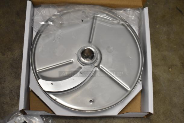 Brand new scratch and dent slicing blade in box, includes 2 slicing blades and 1 grating blade. Auction value: 3 times your bid.