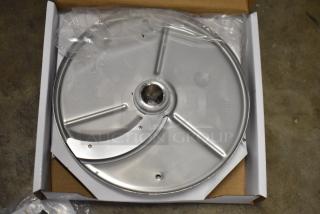 Brand new scratch and dent slicing blade in box, includes 2 slicing blades and 1 grating blade. Auction value: 3 times your bid.