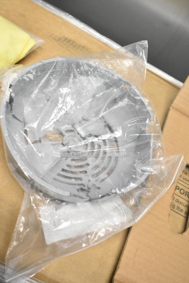 Brand new chain and cover in original packaging, slightly scratched. Includes protective cover. Auction doubles your bid.