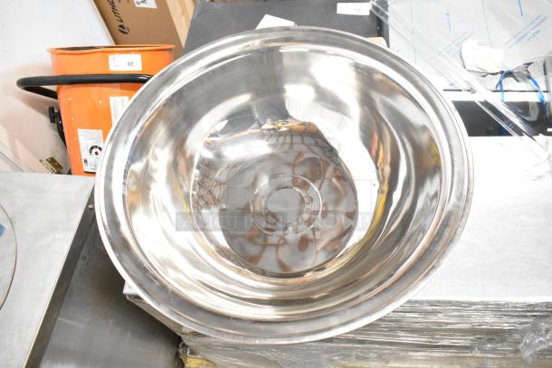 Brand new scratch and dent metal bowl with reflective surface. Includes poly clear lid. Auction: 2 times your bid.