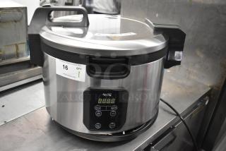 Brand new Avantco 177RCSB90 digital rice cooker, 90 cups capacity, stainless steel, scratch and dent condition, 240V.