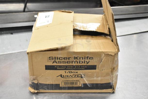 BRAND NEW SCRATCH AND DENT! 190m22hsknif Slicer Knife Assembly in box, for #22 Slicer and Shredder Attachments, slight packaging damage.