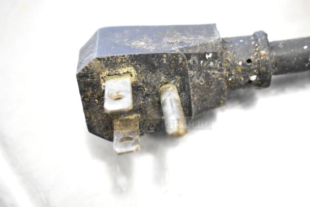 Dirty electrical plug of Turbo Air TWR-48SD cooler, showing signs of wear. Plug is for 115 Volts, 1 Phase use.