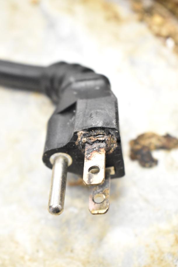 Damaged plug of 2023 BI006192 Commercial Countertop Electric Conveyor Toaster Oven, 110 Volts, 1 Phase.