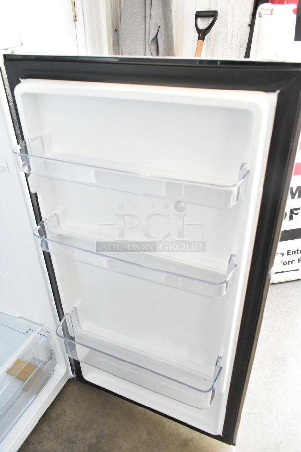 Brand new Vissani MDFF7SS reach-in cooler with freezer. Three door shelves, stainless interior. Minor scratch and dent, 115V, 1 Phase.
