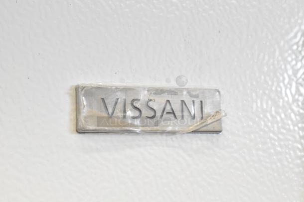 Vissani MDTF18WHR5 logo on the cooler's surface, showing brand detail on a textured white background.