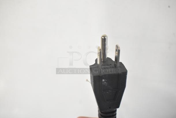 Close-up of Avanti CFC436Q0WG freezer plug, 3-prong, black with visible use marks. Suitable for 115 volts, 1 phase.