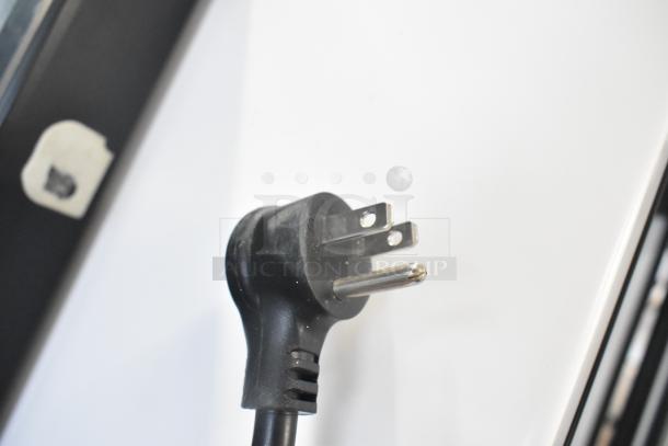 Close-up of a power plug for the 2024 True TSCI-600R-G-PH Cooler, 115V, 1 Phase, showing compatibility and connection type.