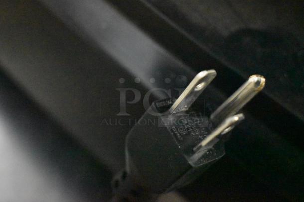 Close-up of plug for 2020 Hobart HTi-7LH4W Commercial Countertop Scale, 120/208-240 Volts, 1 Phase.