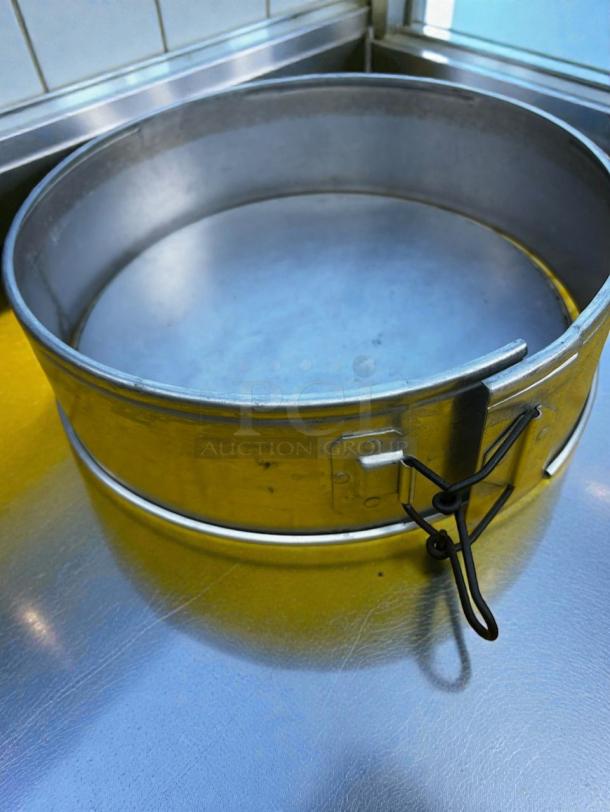 Commercial aluminum springform cake pan in superb condition. Ideal for bakery use. Part of a set of 4 (BAK-S-PAN-0667).