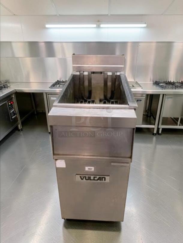 Elite condition Vulcan 1ER50A commercial electric deep fryer, 50 lb oil capacity, 208V/3 Phase, fully tested, operational.