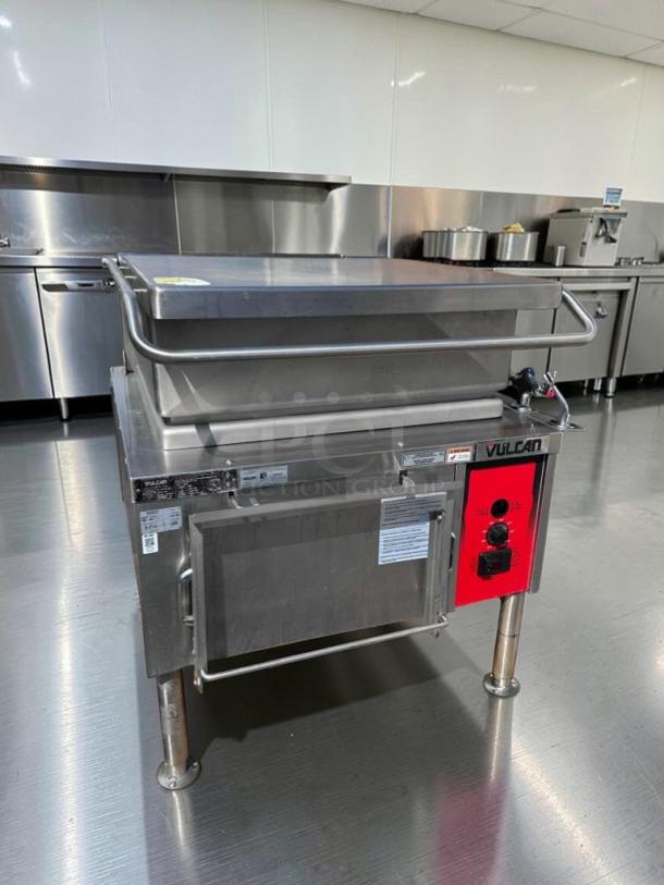 Outstanding condition Vulcan VG30-NAT 30-gallon gas tilt skillet. 90,000 BTU. Fully tested, operational. Vulcan Hart, Troy, Ohio.