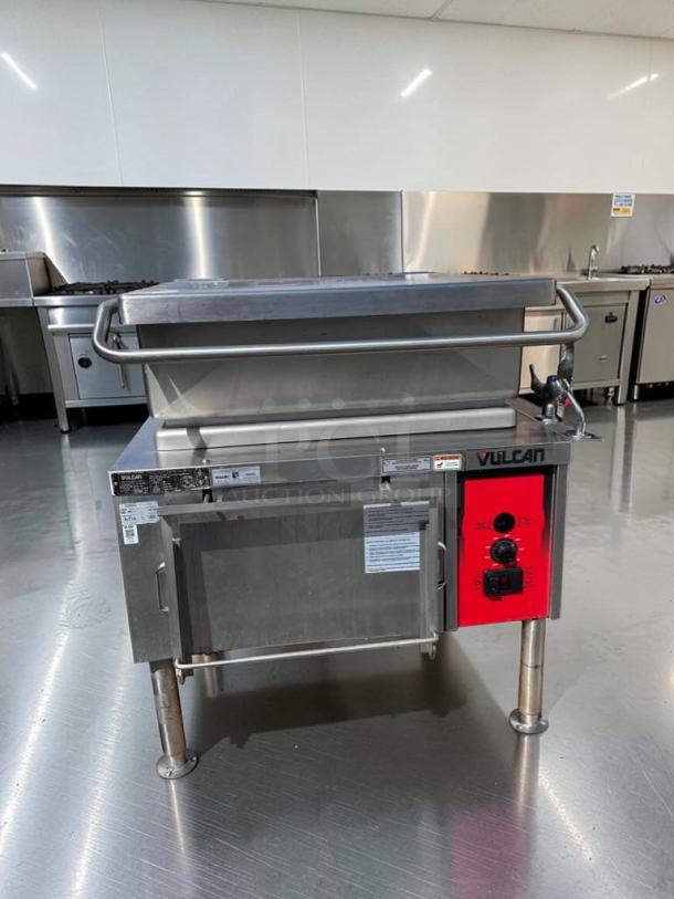 Vulcan VG30-NAT 30 Gallon Gas Tilt Skillet, 90,000 BTU, excellent condition, fully tested, stainless steel, natural gas.