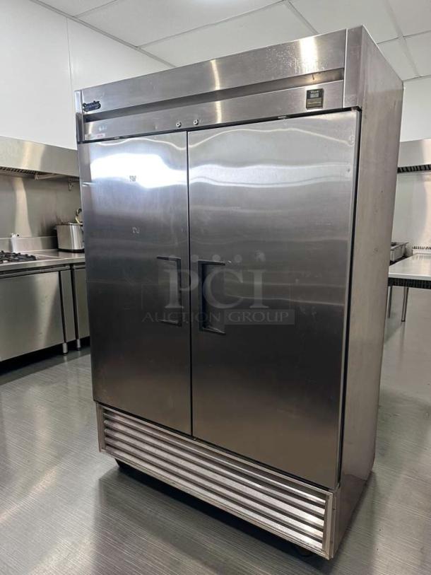 True TS-49 commercial two-door reach-in refrigerator in exceptional condition, stainless steel, NSF & UL listed, fully tested.