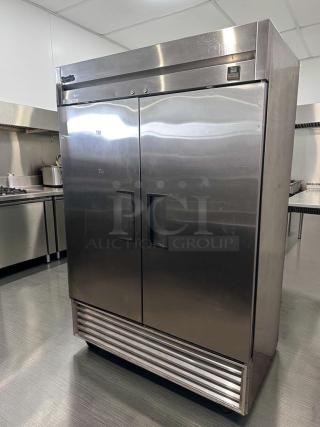 True TS-49 commercial two-door reach-in refrigerator in exceptional condition, stainless steel, NSF & UL listed, fully tested.
