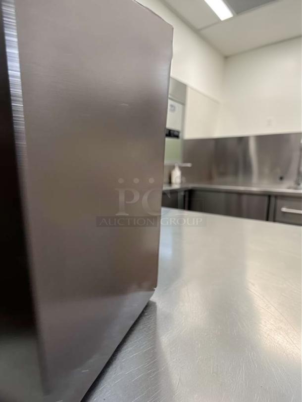 Sun Valley Lighting 24x24 commercial ceiling light fixture, elite condition, reflector housing, 277V, operational.