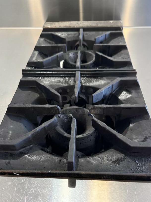 Stratus 2-burner gas hot plate, heavy cast iron grates, exceptional condition, ETL listed, model STR-S-2BRN-0743.