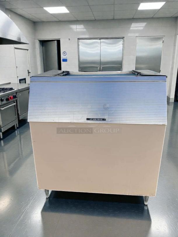 Like-new Manitowoc commercial ice storage bin, heavy-duty, made in USA, fully inspected, model MAN-L-ICE-0290.