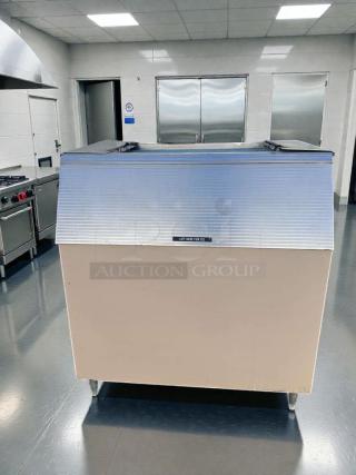 Like-new Manitowoc commercial ice storage bin, heavy-duty, made in USA, fully inspected, model MAN-L-ICE-0290.