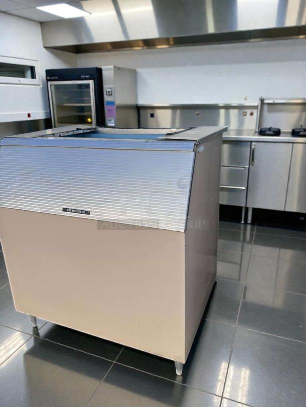 Like-new Manitowoc commercial ice storage bin, heavy-duty, fully inspected, USA-made, model MAN-L-ICE-0290.