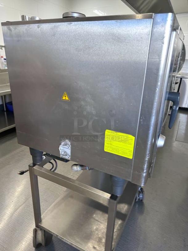 Elite condition Rational SelfCookingCenter commercial combi oven, 6 pan capacity, digital controls, model RAT-L-OVN-0704, fully tested.
