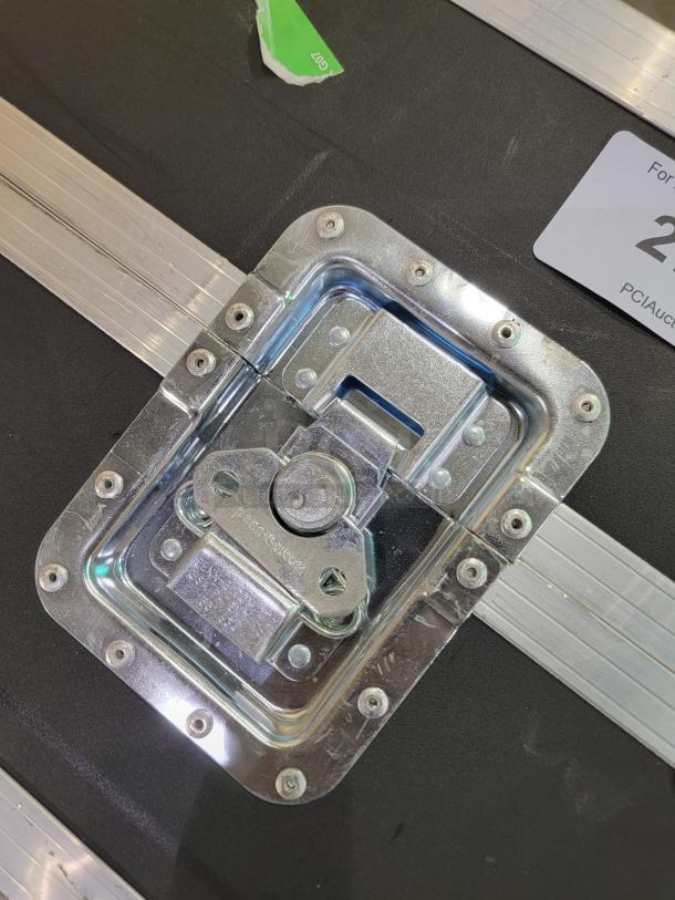 PENN-ELCOM 4' heavy-duty road case with black laminate, aluminum edges, steel corners, and butterfly latch; ideal for equipment transport.