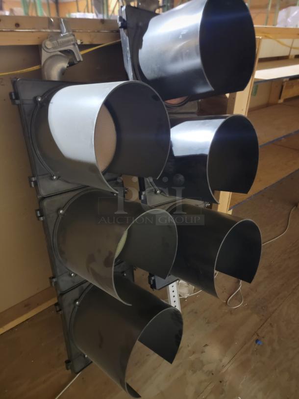 Lot of 5 McCain Traffic Supply 3-section signals in polycarbonate. Modular design, deep visors, weather-resistant. Ideal for outdoor use.