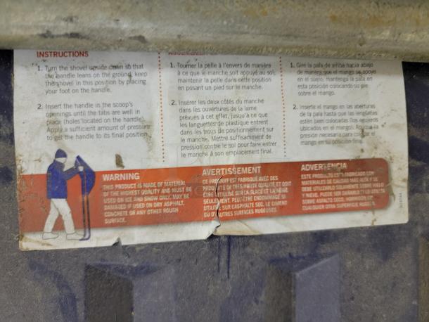 Label for Garant EPSS24U snow pushers with instructions in English, French, Spanish. Includes warning for use on ice and snow only.
