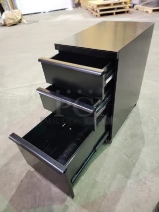 HP M2705A mobile storage pedestal with three drawers, full-width pulls, smooth casters; steel chassis. Ideal for professional use.