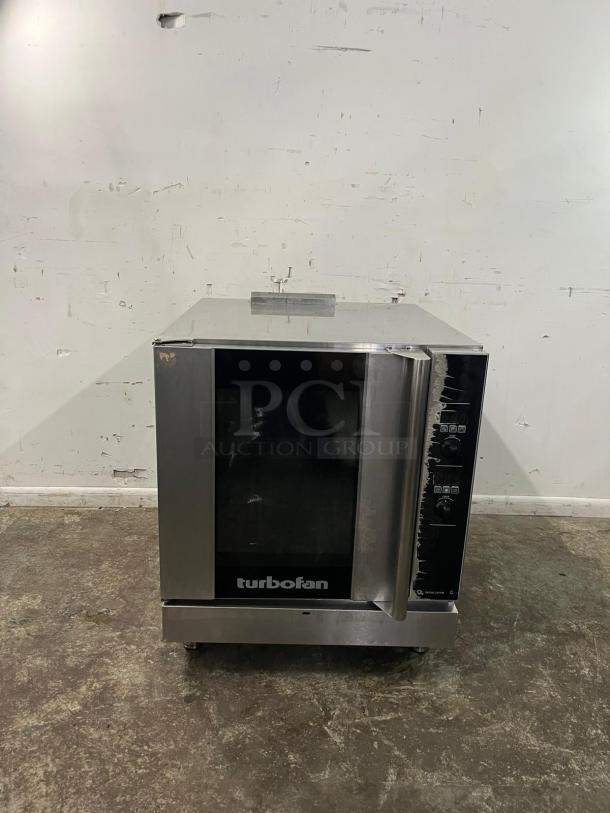 MOFFAT Turbofan single full-size gas convection oven, stainless steel, 33,000 BTU, commercial-grade, very good condition.