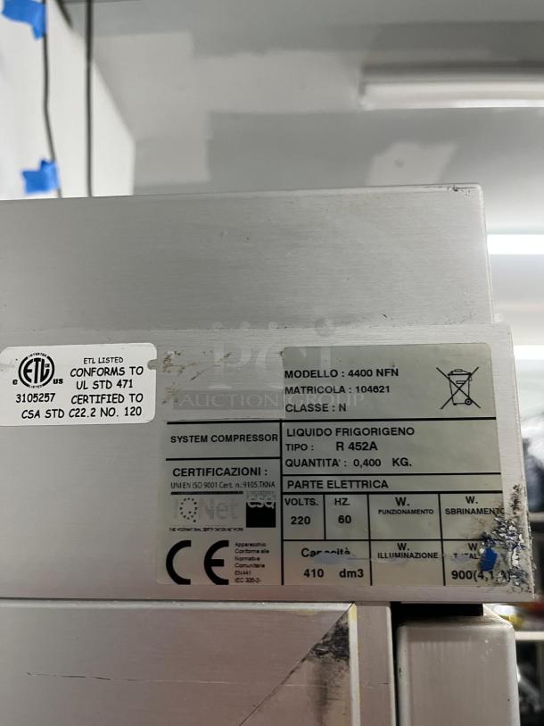 TEKNA 4400 NFP 4-sided glass refrigerated display case label, showing model and specifications including R452A refrigerant.