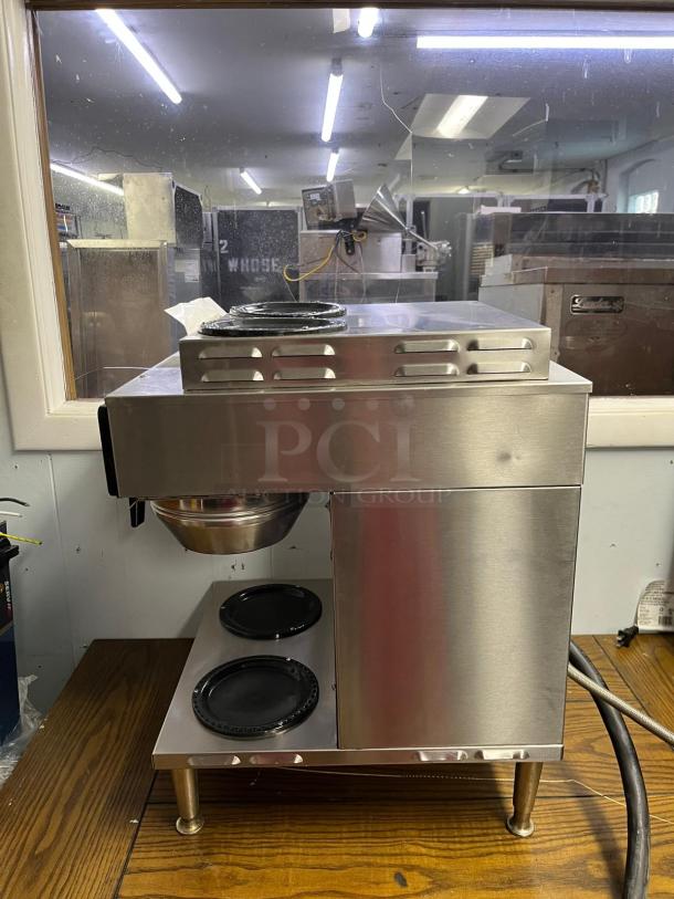 BUNN AXIOM 2/2 automatic coffee brewer with 2 upper and 2 lower warmers in stainless steel, excellent condition.