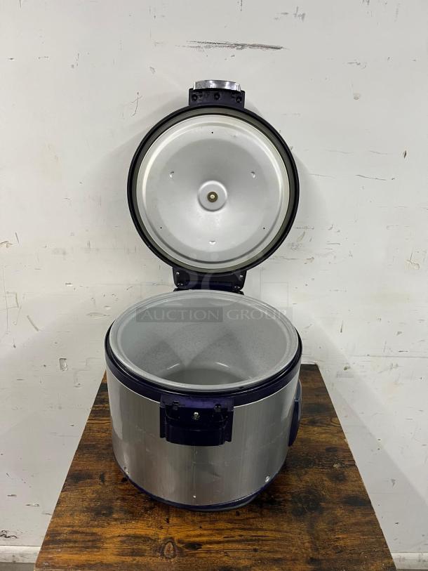 Thunder Group SEJ3201 stainless steel 30-cup rice cooker and warmer, NSF/ETL certified, open lid, excellent condition.